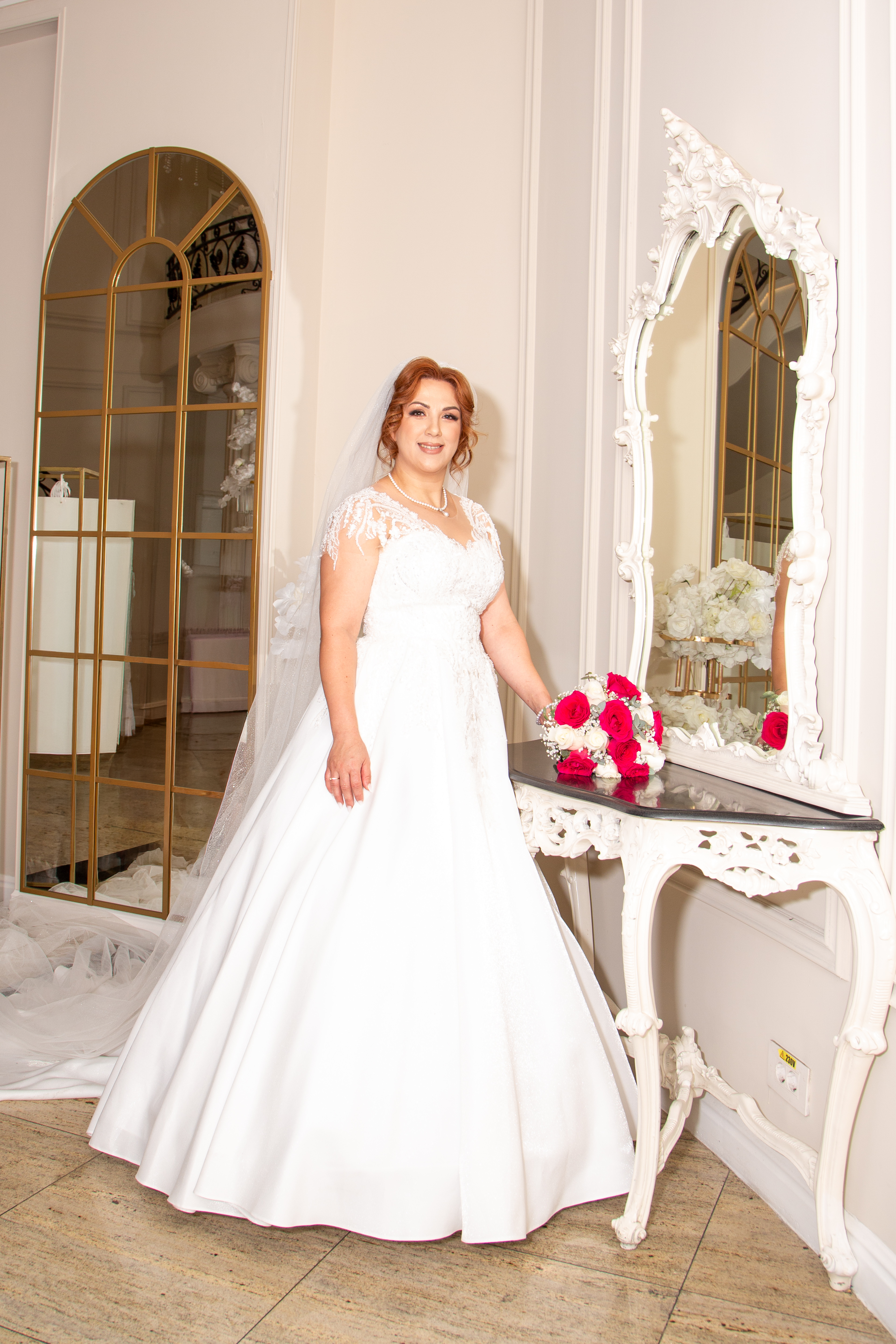 Mireasă fotografiată înaintea unui eveniment de nuntă